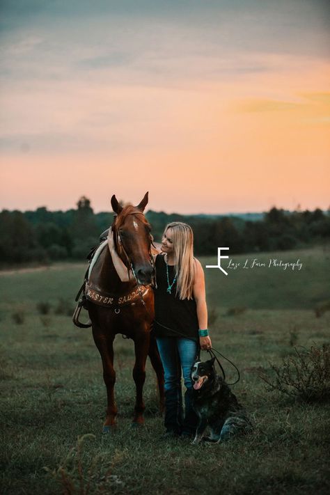 Country Family Photography, Couple Horse Photography, Horse Engagement Photos, Western Family Photos, Western Engagement Pictures, Western Couple Photoshoot, Western Engagement Photos, Western Photo Shoots, Fall Engagement Shoots