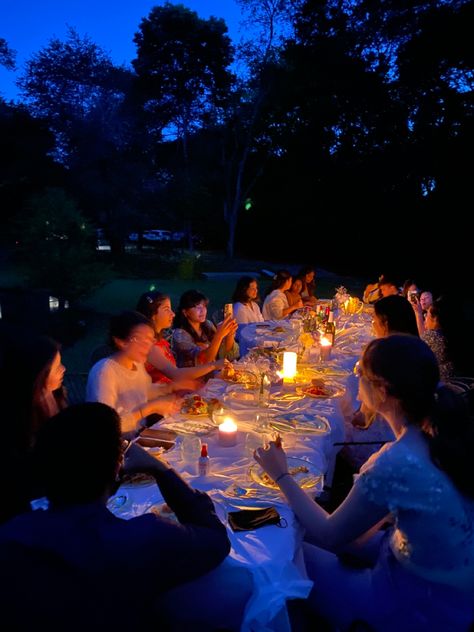 Garden Party At Night, Night Garden Party Aesthetic, Outdoor Dinner Party Aesthetic, Outside Dinner Party, Outdoor House Party, 17. Geburtstag, Outdoor Dinner Party, Summer Night Party, Indoor Birthday