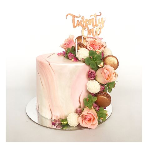 Flowers And Macarons Cake, Rose Gold Cake Birthday One Layer, Cake Decorated With Macarons And Flowers, Rose Gold Cake With Macarons, Marbled Fondant, Chocolate Cake With Pink Roses, Macarons Cake, Birthday Cake Roses, Fondant Cakes Birthday