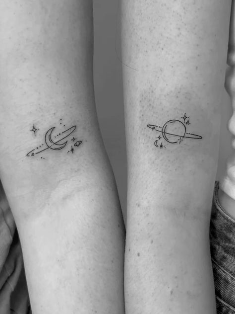 Saturn Matching Tattoos, Moon And Saturn Fine Line Tattoo, Taylor Swift Inspired Matching Tattoos, Sister Tattoos Taylor Swift, Sister Taylor Swift Tattoos, Taylor Swift Henna Designs, Taylor Swift Bestie Tattoos, Sister Tattoo Aesthetic, Mother Daughter Taylor Swift Tattoos