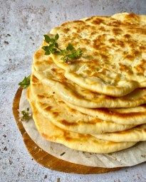 Souvlaki Platter, Greek Pita Bread, Greek Meze, Greek Bread, Greek Dinner, Greek Chicken Souvlaki, Watercress Soup, Greek Pita, Greek Gyros