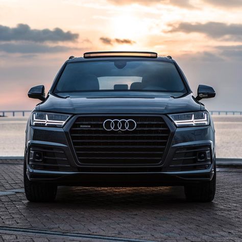 The powerful front of the Q7. Looks good with the black optics. Ca Audi Q7 Black, Audi Q7 Quattro, Audi Convertible, S5 Wallpaper, Audi Q, Black Audi, Luxury Car Brands, Audi R8 V10, Audi Rs5