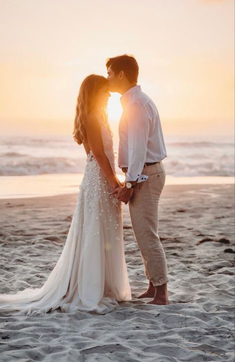 Wedding Pictures Beach, Beach Wedding Pics, Engagement Photo Shoot Beach, Pre Wedding Photoshoot Beach, Engagement Pictures Beach, Couples Beach Photography, Dream Beach Wedding, Wedding Portrait Poses, Pre Wedding Photoshoot Outdoor