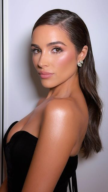 Charlotte Tilbury, MBE on Instagram: "💗 OLIVIA CULPO IN NEW! LIMITED-EDITION BEAUTYVERSE PALETTE #FASHIONAWARDS 💗  Darling @oliviaculpo, I am LIVING for this look!!!😍  With makeup magic by my talented #TilburyProTeam Artist @sofiamariamua, Olivia was STUNNING on the Fashion Awards red carpet in a @miss_sohee dress, with SCULPTED-LOOKING skin and a SULTRY eye created with my Beautyverse Palette and Super Nudes Eyeliner Duo! ✨ This is the look EVERYONE wants for their holiday parties! 🤩💞 Shop now with a MAGICAL 20% off* using the code REDCARPET! Hurry darlings, limited time only! 💄   💄 by #TilburyProTeam Artist @sofiamariamua, using @charlottetilbury  👗 by @miss_sohee, styled by @jennifermazurstyle ✂️ by @rosskwan  #GetTheLook🏆  SKINCARE: Magic Serum Crystal Elixir  Cryo-Recovery Ey Red Carpet Natural Makeup, Red Carpet Hair And Makeup, Olivia Culpo Wedding Makeup, Bridal Makeup Charlotte Tilbury, Red Carpet Hairstyles Medium, Charlotte Tilbury Wedding Makeup, Olivia Culpo Wedding, Charlotte Tilbury Makeup Looks, Wedding Glam Makeup