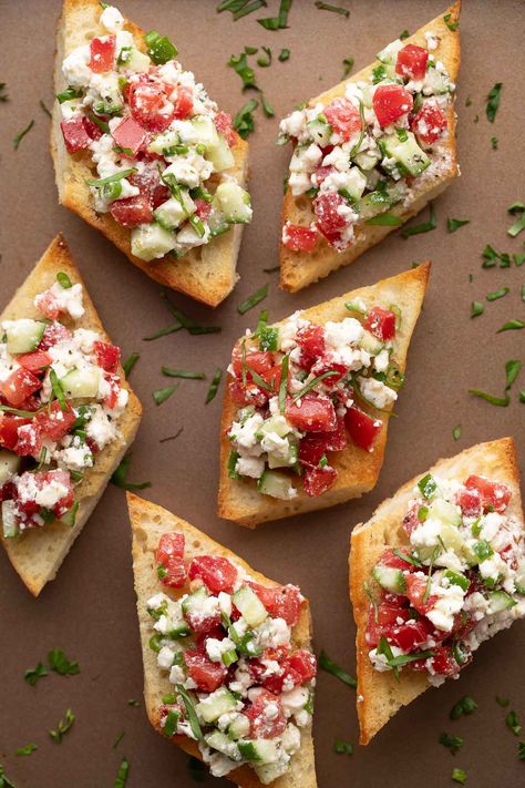 Level up your appetizer game with this delicious Greek Bruschetta recipe! This Mediterranean inspired bruschetta is perfect for sharing with friends and family at your next party or potluck! Bruschetta Bread Recipe Appetizers, Bruschetta Dip Recipe, Group Appetizers, Greek Bruschetta, Greek Salsa, Bruchetta Appetizers, Homemade Greek Dressing, Bruschetta Appetizer, Mediterranean Appetizers