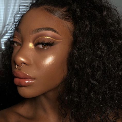 Gold Makeup Inspiration, Gold Liner Eye Makeup, Gold Makeup Black Women, Simple Gold Makeup Looks, Gold Smokey Eye Makeup, Gold Eyeliner Looks, Makeup For Black Dress Formal, Gold Makeup Looks Black Women, Yellow Makeup Looks