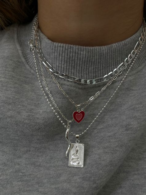 Evry Jewels silver necklace stack Silver Jewerly Girl Aesthetic, Silver Jewelry Street Style, Cool Girl Accessories Aesthetic, Silver Jewelry Streetwear, Silver Necklaces Chunky, How To Style Silver Jewelry, Silver Stacked Necklaces Aesthetic, Silver Jewellery Layering, Silver Jewellery Aesthetic Necklace