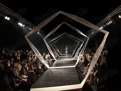 Fashion Show Catwalk Stage Design, Fashion Runway Design Stage, Fashion Ramp Stage Design, Catwalk Design Stage Runway, Fashion Runway Stage Design, Fashion Show Design Stage, Fashion Runway Set Design, Fashion Show Runway Stage Ideas Set Design, Runway Ideas Stage