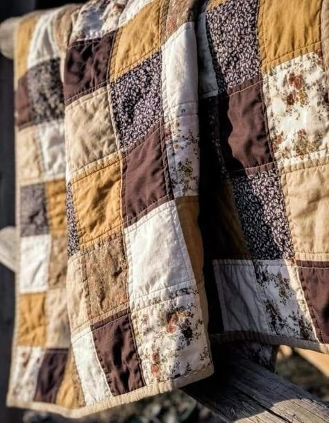 Neutral Quilt, Patchwork Clothing, Sewing Machine Projects, Patchwork Quilt Patterns, Pattern Ideas, Crochet Free, The Chaos, Scrap Quilts, Knitting Crochet