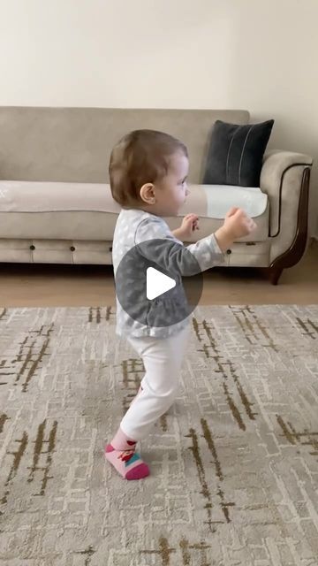 Funny Babies Dancing, Toddler Videos, Toddler Dance, Funny Dance Moves, Dancing Baby, Toddler Mom, Toddler Life, Baby Gif, Kids Videos