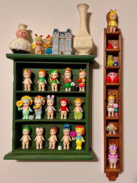 Nicknacks Decor, Collectible Shelf Display, Display Figurines Ideas, Collectibles Display Ideas, Cute Room Items, Wall Shelf For Figures, Tchotchkes Display Ideas, Collections Of Objects Display, Smiski Display Ideas