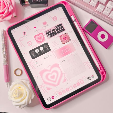 Pink Everything 🩷 ˚˖୨🎀୧˖˚ Tags::: #pink #desksetup #pinkdesksetup #pinkipad #pinkimac #cute pink, desk setup, pink desk setup, pink iPad, pink iMac, pink aesthetic, cute, desk gram Tela, Pink Imac Desk Setup, Pink Aesthetic Ipad, Pink Imac, Cute Pink Desk, Pink Desk Setup, Imac Desk, Pink Electronics, Ipad Tricks