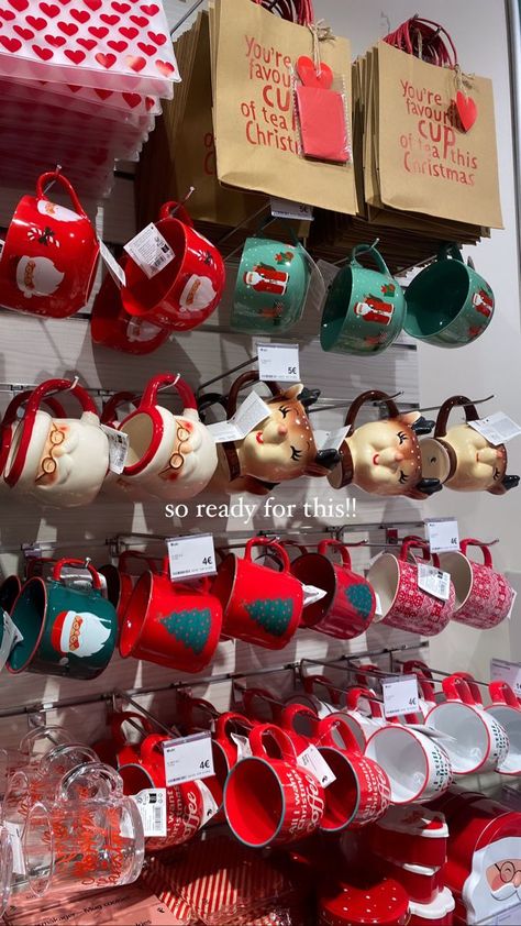 Cute Christmas Decoration, Aesthetic Christmas Shopping, Cute Mugs Christmas, Xmas Shopping Aesthetic, Christmas Mug Aesthetic, Christmas Deco Aesthetic, Christmas Inspo 2023, Christmas Vibes Aesthetic Cozy, Cozy Christmas Aesthetic Photos