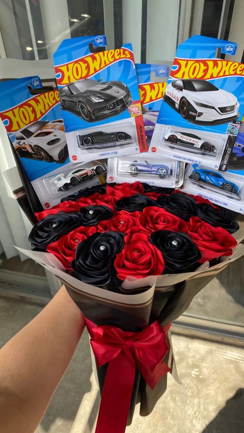 Boyfriends Birthday Ideas, Ribbon Rose Bouquets, Man Bouquet, Ribbon Flowers Bouquet, Diy Canvas Art Easy, Spiderman Gifts, Boyfriend Gift Basket, Diy Bouquet Wrap, Birthday Gifts For Boyfriend Diy