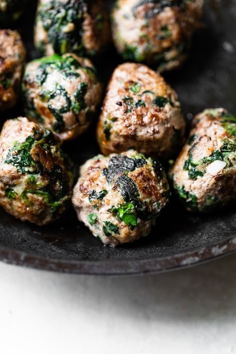 These amazing Italian Beef and Spinach Meatballs would make my husband's Italian family proud! I snuck some spinach in the meatball mix, but I promise even the pickiest of eaters will love them! #meatballs #spinach #familymeals #makeahead #freezermeals Ground Beef And Spinach, Spinach Meatballs, Meatball Dinner, Italian Family, Italian Beef, Beef Meatballs, Meatballs Recipe, Spinach Recipes, Skinny Taste Recipes