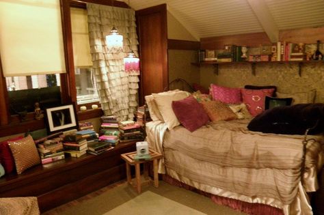 Aria Montgomery's bedroom from Pretty Little Liars Aria Montgomery Bedroom, Aria Montgomery Room, 2000s Bedroom, Pll Style, Pretty Little Liars Aria, Bedroom Stuff, Set Decoration, Aria Montgomery, Cozy Room