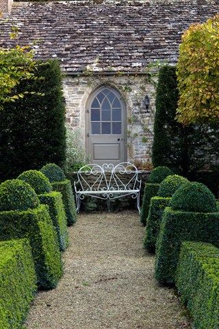 English Country Garden | Topiary Design | Garden Design Ideas (houseandgarden.co.uk) Traditional Garden Design, Formal Garden Design, Country Cottage Garden, English Garden Design, Country Garden Decor, Formal Garden, Longwood Gardens, English Country Gardens, Formal Gardens