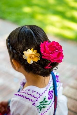 Flores Mexican Hairstyles, Kid Hair, Flowers In Her Hair, Mexican Women, Flower Girl Hairstyles, Women's Hairstyles, Mexican Wedding, Hair Dos, Trendy Hairstyles