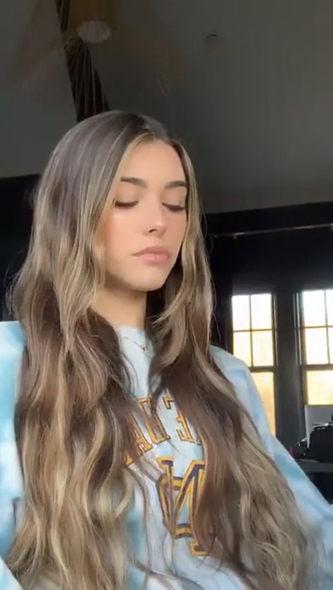 Brown Hair Light Eyebrows, Madison Beer Light Brown Hair, Madison Beer Balayage, Madison Beer Highlights, Madison Beer Blonde Hair, Madison Beer Blonde, Narcissa Hair, Madison Beer Hair Highlights, Light Balayage