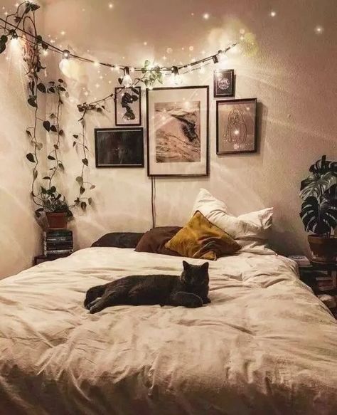 How To Decorate Fairy Lights In Bedroom | Beginner's Lighting Guide Aesthetic Bedroom Ideas Grunge, Aesthetic Bedroom Vintage, Bedroom Ideas Grunge, Aesthetic Bedroom Ideas, Bedroom Minimalist, Fairy Lights Bedroom, Lights Bedroom, Bedroom Corner, Interior Design Magazine