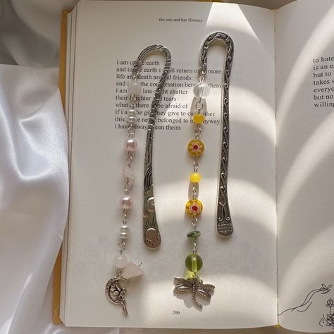 Diy Beaded Bookmarks, Cottagecore Gift Ideas, Handmade Gifts Aesthetic, Bookmark Jewelry, Beaded Bookmarks Handmade, Bookmark With Beads, Bead Bookmarks, Bookmark Charms, Jewelry Bookmarks