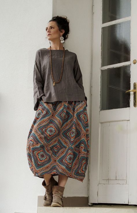 Moda Hippie Chic, Everyday Casual Outfits, Patterned Skirt, Vibrant Patterns, Fresh Outfits, Outfit Design, Cooler Look, Grey Top, Inspiration Mode