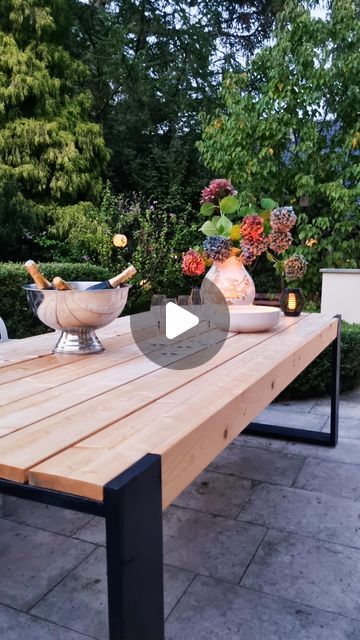 DIY with WOOD | Babette vd Nieuwendijk on Instagram: "I have never received SOOO many questions about any project as with this one 🙈  But, I’m here to help and happily respond to your most frequently asked ones 😄  #diygarden #diygardenfurniture #gartenmöbel #diygartenmöbel #diygardentable #gardentable #gartentisch #woodworking #woodenfurniture #woodprojects #woodworkingprojects #gardenfurnituredesign #diygardenprojects #diygarden #woodworkingdesigns #holzdesign #holzprojekt #woodworking #easywoodworkingprojects #madera #holzdiy #holzdesign #diyblogger #selfmade #powerfrau #selbstistdiefrau #hout #holz #woodcraft" Wood Table Diy Outdoor, Outside Table Ideas, Garden Table Diy, Outdoor Table Diy, Diy With Wood, Outdoor Dining Table Diy, Diy Garden Table, Wooden Garden Table, Garden Furniture Design