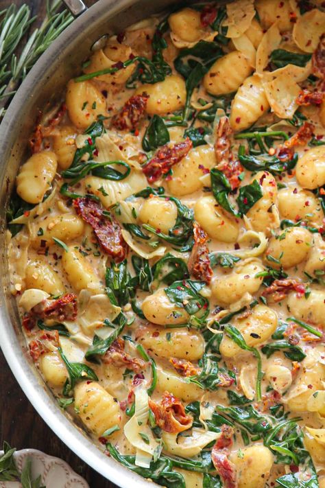 Creamy Tuscan Gnocchi with sun-dried tomatoes, spinach, and artichokes. Tuscan Gnocchi, Vegan Gnocchi, Simple Spinach Salad, Sun Dried Tomato Sauce, Gnocchi Recipe, Meatless Meal, Chicken Gnocchi, Vegan Cream, Gnocchi Recipes