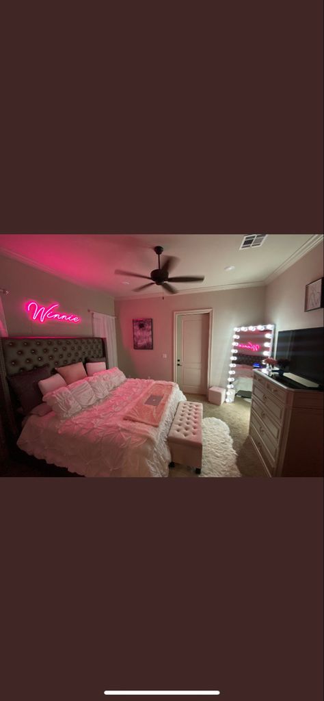 Cute Bedrooms For Women, Bedroom Inspo Luxury, Room For Women Bedroom, Buchifresa Room Ideas, Cute Couples Room Ideas, Girly Rooms Ideas, Buchifresa Room Decor, Bedroom Decoration Ideas For Women, Pink Baddie Bedroom Ideas