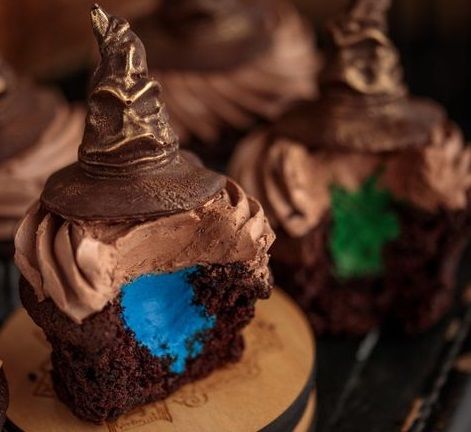 Sorting Hat Cupcakes, Harry Potter Watch, Harry Potter Desserts, Harry Potter Snacks, Harry Potter Movie Night, Hat Cupcakes, Harry Potter Cupcakes, Harry Potter Theme Birthday, Harry Potter Sorting