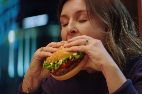 The ad, from Burger King France, is called “Listen to yourself” and follows a befuddled women being bombarded with a stack of contradictory health advice which she ultimately abandons for a juicy burger from the drive-thru. Whopper Burger King, Eating Too Much, Feeling Weak, Cold Shower, Restaurant Offers, Health Advice, Burger King, Food Items, Chicken Burgers