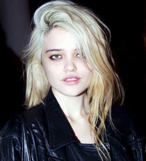 Bleach blonde Sky Ferreira Hair, Sky Ferreira, Lost Girl, Model Aesthetic, Alice In Chains, Soft Grunge, Hollywood Celebrities, Celebrity Gossip, Pretty Woman