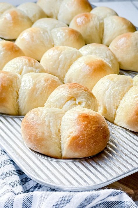 These Quick Cloverleaf Dinner Rolls are flaky, soft, ready in no time, and are decidedly beautiful for the dinner table. Simple to make with 5 or 6 ingredients, they're irresistibly delicious and perfect for holidays. Cloverleaf Dinner Rolls, Homemade Strawberry Jam, Liquid Eggs, Homemade Dinner Rolls, Whole Wheat Bread, Homemade Dinner, The Dinner, Instant Yeast, Dinner Rolls