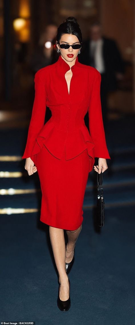 Kendall Jenner showed off her impeccable sense of style in a vintage Mugler red peplum dre... Kendall Jenner Red Outfit, Red Dress On Black Women, Kendall Jenner Red Dress, Red Dress Outfit Winter, Red Dress Winter, Kendall Jenner Red, Vintage Mugler, Night Out In Paris, Siren Style