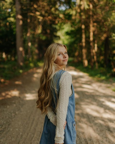 Photography Poses Autumn, Senior Picture Ideas Outfits Fall, Posing Senior Pictures, Eclectic Senior Pictures, Fall Photoshoot Single Woman, Trail Senior Pictures, Winter Photoshoot Senior Pics, Louisiana Senior Pictures, Cute Fall Senior Picture Ideas