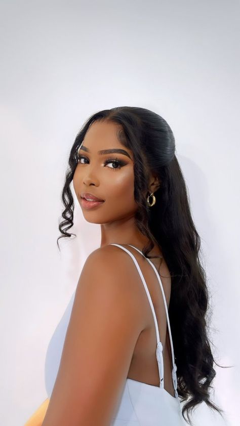 Prom Hair Styles With Extensions, Prom Looks Hairstyles Black Hair, Hairstyles Ideas For Birthday, Elegant Hairstyle Black Women, Ponytail Outfit Ideas, Prom Hairstyles Wig For Black Women, Hairstyle For Photoshoot Ideas Long Hair, Middle Part Wedding Hairstyles Black Women, Graduation Wig Styles