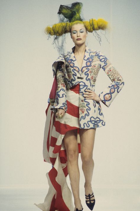 John Galliano Spring 1993 Ready-to-Wear Fashion Show Vintage Galliano, Claudia Mason, Paris September, Galliano Dior, Look Grunge, Aria Montgomery, 90s Fashion Grunge, Quirky Fashion, Grunge Look