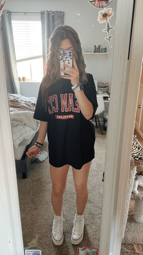 Big Tshirts And Shorts Outfit, Baggy Shirts With Shorts, Big Tee And Shorts Outfit, Giant T Shirt Outfit, Baggy Tee Outfit Summer, Leggings Baggy Shirt Outfit, Summer Outfits T Shirts Casual, Shorts With Baggy Shirt, Baggy Top And Shorts