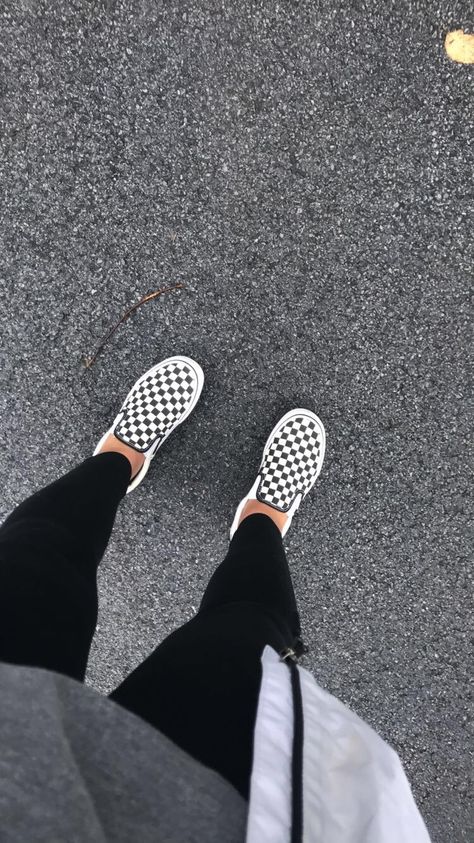 Checkered vans outfit Checkard Vans Outfit, Checkered Vans Aesthetic, Vans Shoes Aesthetic, Outfits Con Vans, Gucci Men Shoes Sneakers, Checkered Vans Outfit, Vans Shoes Outfit, Closets Ideas, Cute Vans