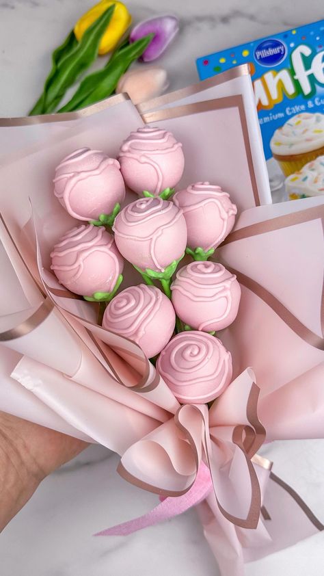 Maria Gomez | Simple rose cake pop bouquet from last year 💐 #cakepop #cakepops #baking #cakedecorating #cupcakes #mothersday #mothersdayideas… | Instagram Snacks Business Ideas, Cake Pop Bars, Small Dessert Business Ideas, Dessert Business Ideas Sweets, Cake Pop Roses, Girly Cake Pops, Birthday Cake Pops Ideas, Cute Cake Pop Designs, Cute Cakepops