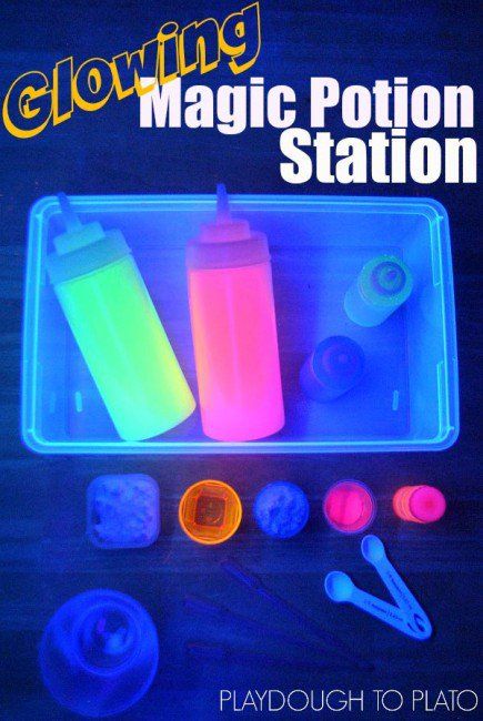 Glowing Magic Potion Station. Awesome kids science for Halloween!! Potion Station, Glow Stick Jars, Science Art Projects, Playdough To Plato, Neon Paint, Halloween Science, Science Birthday, Science Party, Kid Experiments