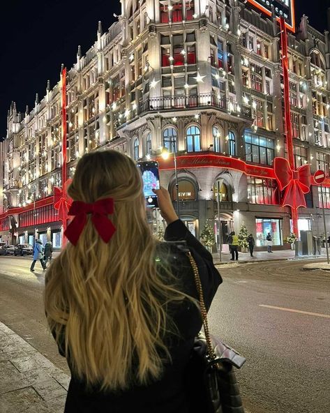 Hairbow Aesthetic, London Trip Outfit, Vienna Winter, Vienna Christmas, Vienna Travel, London Dreams, Photo Recreation, London Aesthetic, London Pictures