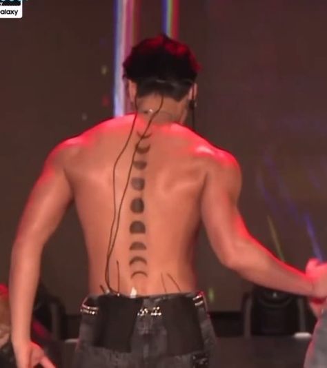 Scratched Back From Nails Men Aesthetic, Ateez Muscles, San Shirtless Ateez, San Shoulders, San Blue Hair, Choi San Back, San Hot Daddy, San Muscles, San Tattoo