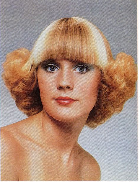 What a horrible dye job! 1970 Hairstyles, Estilo Kitsch, Retro Haircut, 70 Hairstyles, 1970s Hairstyles, Mushroom Hair, 70s Hair, Bad Haircut, Hair Flip