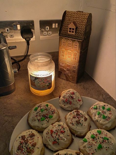 Christmas Baking Aesthetic Cozy, Winter Cookies Aesthetic, Warm Cozy Christmas Aesthetic, Winter Baking Aesthetic, Christmas Candle Aesthetic, Christmas Cookie Aesthetic, Christmas Cozy Aesthetic, Christmas Baking Aesthetic, Christmas Candles Aesthetic