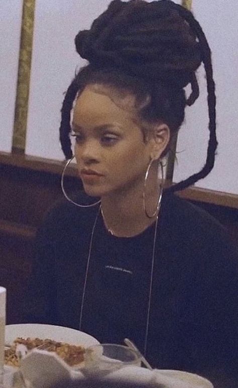 Rihanna Dreads, Beyonce Braids, Looks Rihanna, Rihanna Outfits, Rihanna Looks, Rihanna Riri, Rihanna Style, Bad Gal, Rihanna Fenty