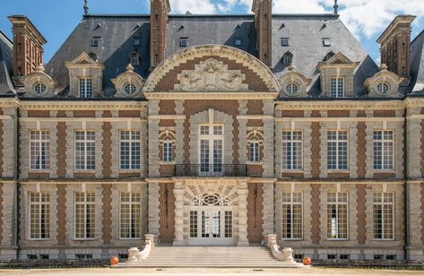 Central France, Luxury Properties, Castle Mansion, American Interior, Chateau France, French Chateau, Country Estate, Luxury Property, Luxury Real Estate