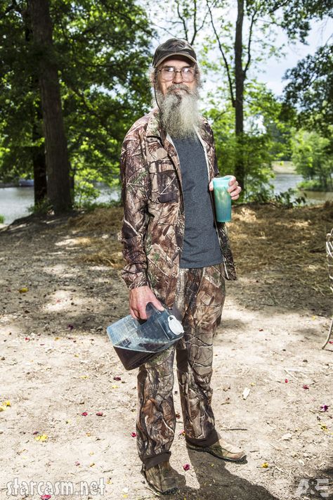 Duck Dynasty Si Robertson Wife | Duck Dynasty Season 4 premieres August 14 with an hour-long episode ... Duck Dynasty Costumes, Si Robertson, Uncle Si, Phil Robertson, Celebrity Gossip News, Robertson Family, Duck Commander, Clever Halloween Costumes, Duck Calls