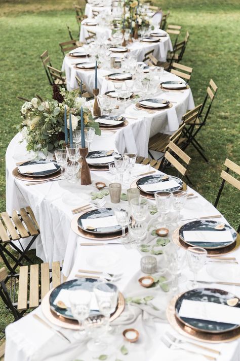 6 Unique Wedding Reception Seating Ideas | Brides Unique Wedding Reception Seating, Unique Wedding Tablescapes, Banquet Seating Wedding, Dinner Set Up Table Ideas, Small Wedding Table Layout, Banquet Table Wedding, Table Patterns, Wedding Banquet Table, Wedding Table Ideas