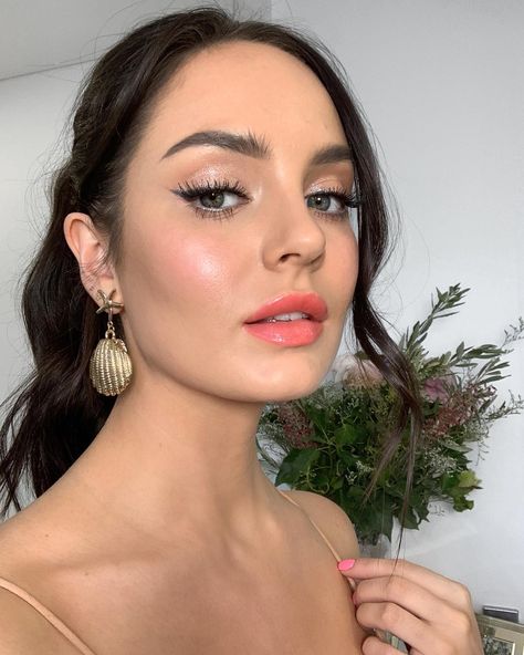 Chloe Morello on Instagram: “so, what’s your favourite lip shade for summer? I love corals like this @beccacosmetics glow gloss in ‘tigerlilly’ - so juicy and…” Glowy Makeup Look, Chloe Morello, Coral Makeup, Fresh Makeup Look, Makup Looks, Lip Shade, Wedding Hairstyles And Makeup, Coral Lips, Glam Wedding Makeup